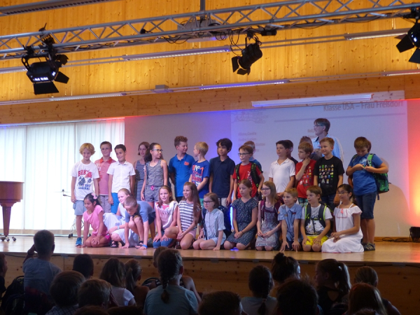 Die neuen 5. Klassen formieren sich.