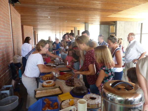 An der Schule: Kuchenbuffet der Klassen 6