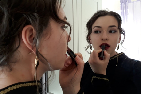 Adeline Schürmann als Herzogin Olivia.