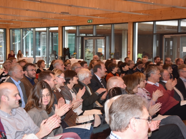 ... amüsiert die zahlreichen Gäste