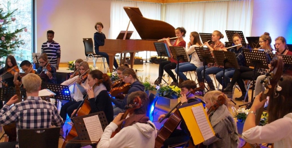 musikalische Eröffnung durch das Orchester des AKG