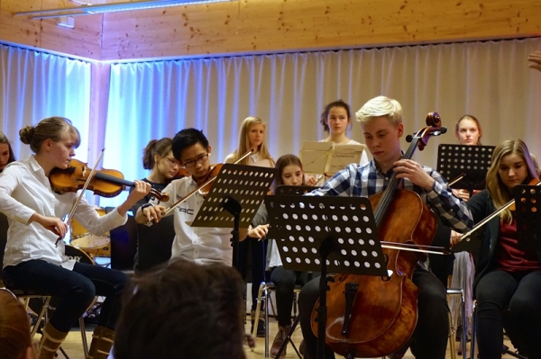 Hauptorchester mit Cello-Solo von Philipp Reichardt