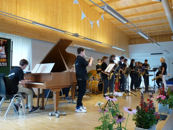 Musikalischer Rahmen: AKG-Bigband