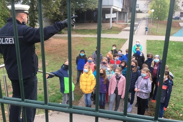 auf dem Weg zur Bushaltestelle