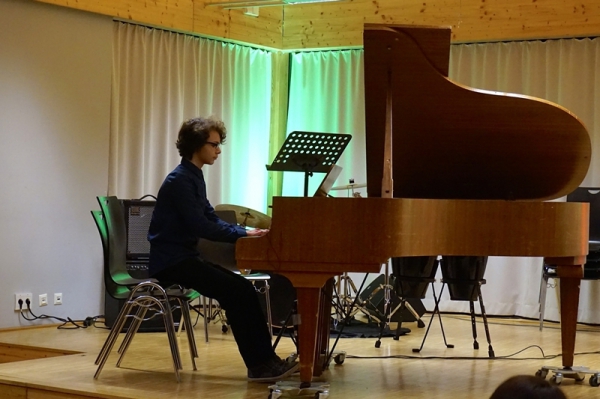 Julius Kohler (Kl 9) spielt Schubert