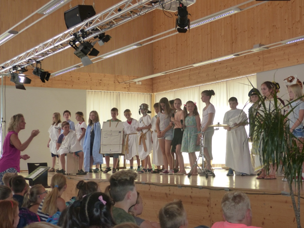 musikalische Einlage der Latein-Klasse