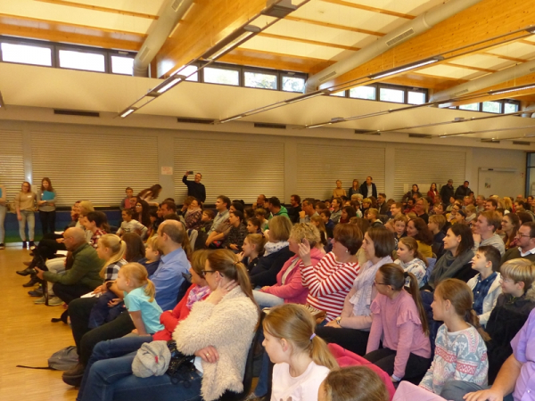 ... in der voll besetzten Mensa