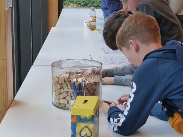 Schätzspiel mit Holzwürfeln