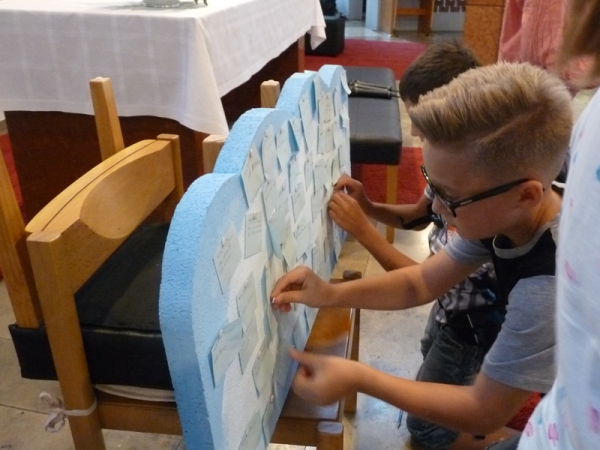 Schüler notieren ihre Wünsche