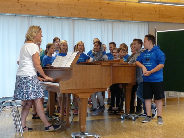 Chorvortrag der Klasse 6a