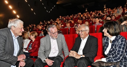 Zeitzeuge Karsten Köhler (2.v.l.) kam zur Sondervorstellung des Films „Das schweigende Klassenzimmer“ ins Luxor-Kino. Unser Bild zeigt ihn mit Thomas von Machui (l.), Vorsitzender des AKG-Fördervereins, sowie Ehrenbürgermeister Georg Stolle und Doris Bambach, die beide in den 50er Jahren in Bensheim Kontakt zu den geflüchteten Schülern aus der DDR hatten. © Funck