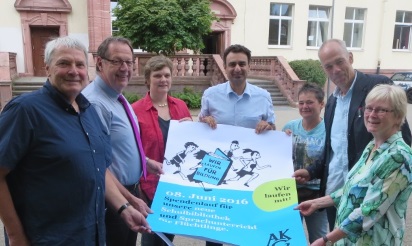 Von links: Th. v. Machui (Förderverein), K. Wecht (Schulleiter), Jeanette Schröder ("Welcome to Bensheim"), Stadtrat Oyan, Sabine Reiner ("Welcome to Bensheim"), Patrik Roeder (Förderverein), Gabi Lang (Fachschaft Deutsch)