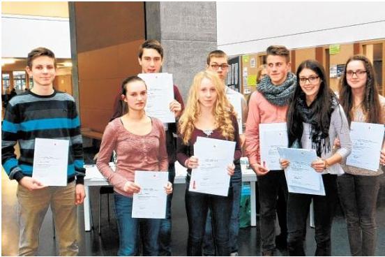 Strahlende Sieger bei Jugend debattiert; links: Felix Frank