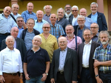 Nicht alle Ehemaligen des Abiturjahrgangs von 1968 konnten bereits bei der Führung durch das AKG anwesend sein, so dass die Gruppe für Susanne Röper, und Thomas von Machui überschaubar blieb. © koepff