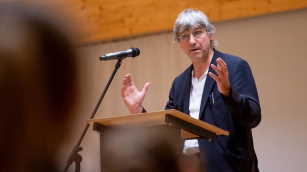 Manfred Sapper sprach in seinem Vortrag am AKG zum Thema „Der Holocaust durch Kugeln – Babyn Jar und die blinden Flecken der Erinnerung“. © Neu