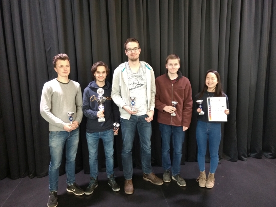 Frisch gekürte Hessenmeister von links nach rechts: Till Gehlhar, Begleiter Frederic Kaiser, Julian Sauer, Phil Thomsen und Mai Linh Le