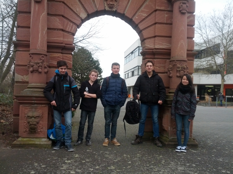 schon lange dabei: Frederic, Phil, Till und Mai Linh beim Schulschach im Jahr 2013
